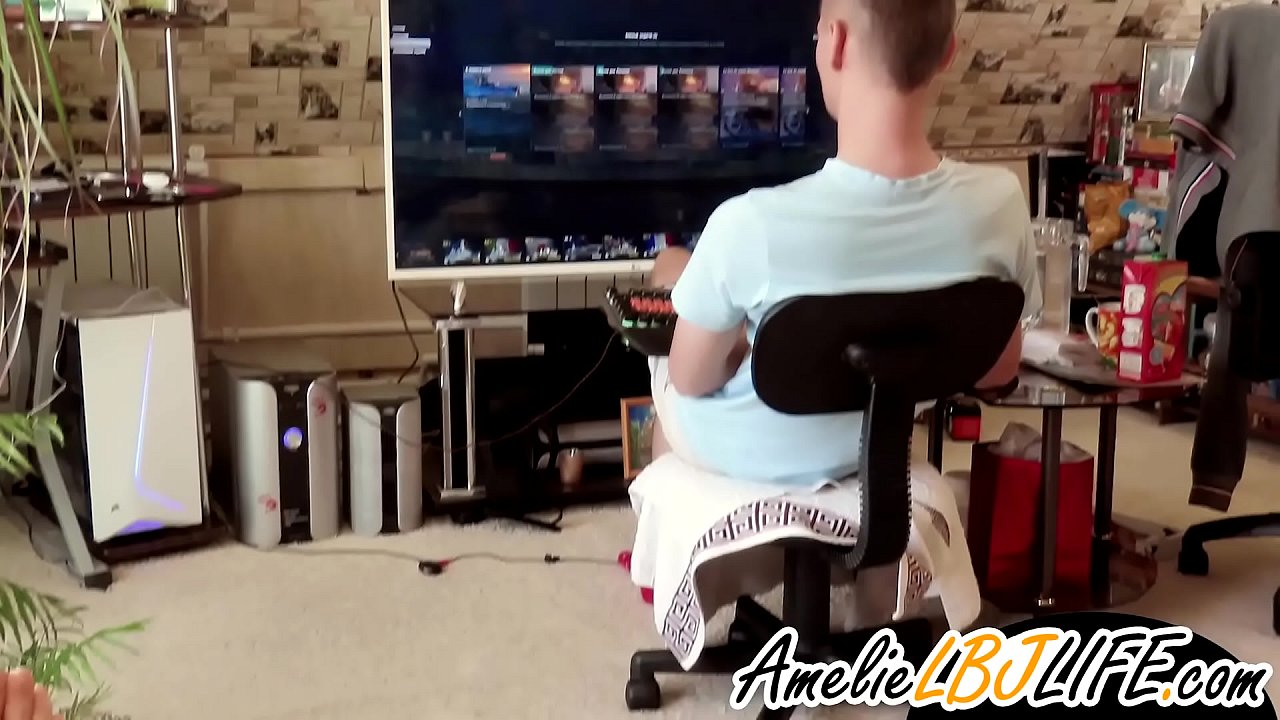 Stelpa fróar sér með kynlífsleikfangi fyrir kærastann til að spila tölvuleiki