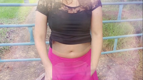 Að leika sér á bænum, alvöru húsfreyja, tík og kúkandi eiginmaðurinn hennar úti í náttúrunni