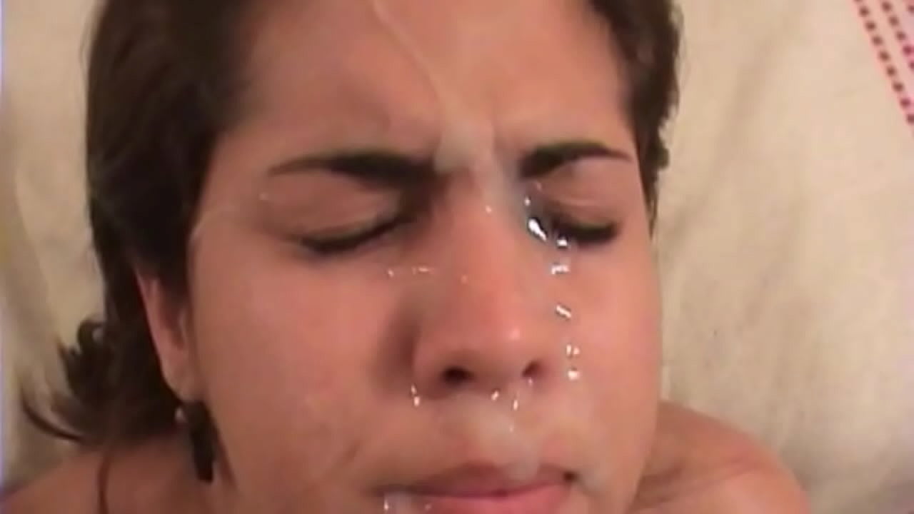 Falleg latnesk brunetta stundar gróft kynlíf