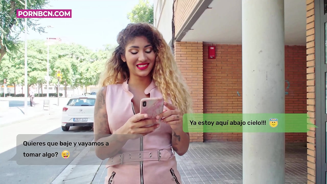 Ótrú eiginkona ætlar að ríða unga elskhuga sínum harkalega á meðan maðurinn hennar vinnur. Latina með brjóst og stóran rass. Venus Afródíta.