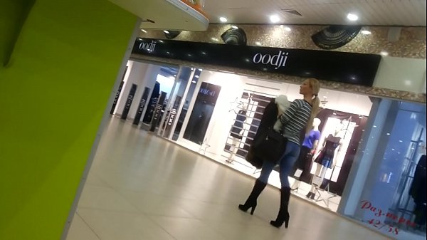 Flott skvísa í matvörubúð.