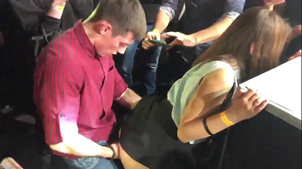 Alvöru kynlíf á rússneskum næturklúbbi. 18 ára rússnesk stúlka í endaþarmsopi og leggöngum fokið á næturklúbbi